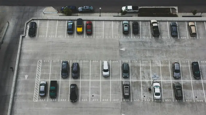 Estacionamento com poucos carros visto de cima