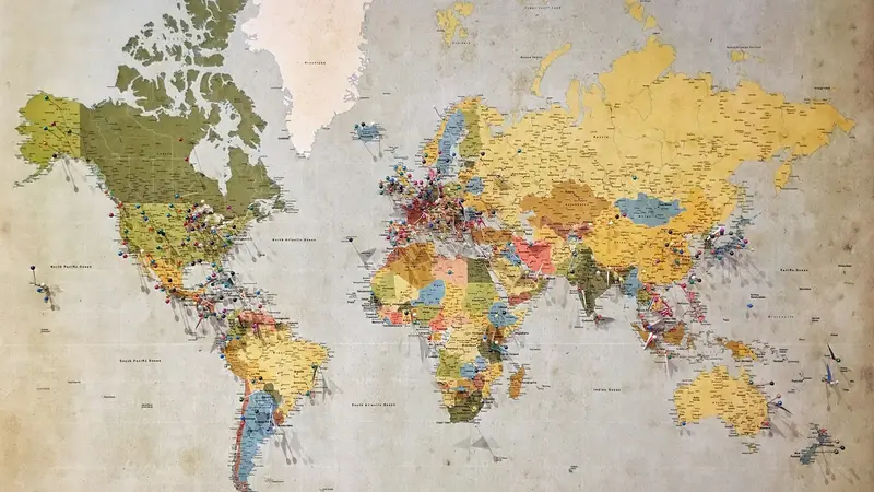 Mapa-múndi antigo colorido ocupando toda a parede