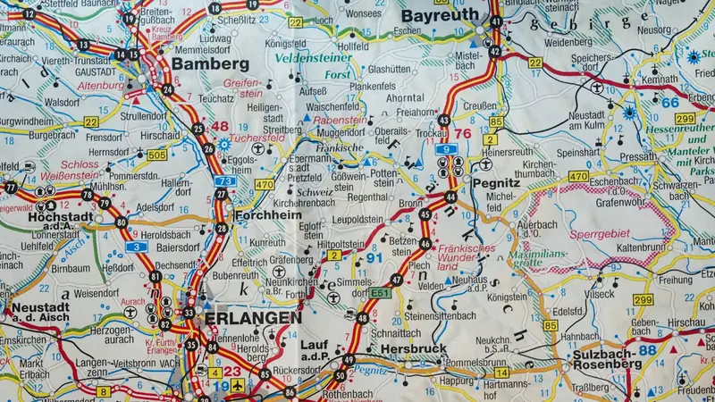 Mapa rodoviário impresso, com estradas em vermelho e amarelo